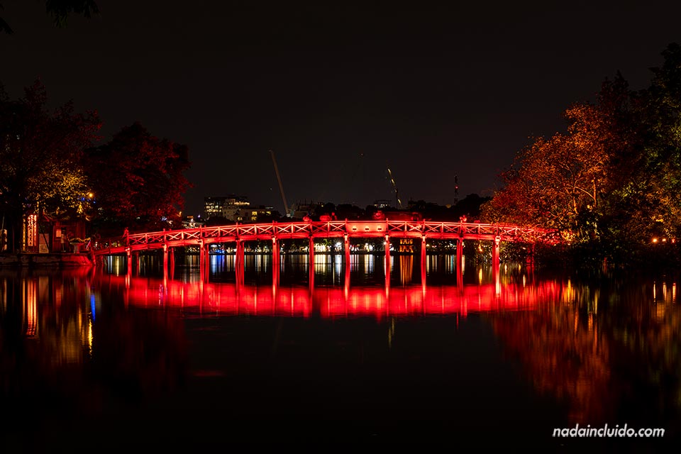 Iluminación nocturna del puente The Tuc, en el lago Hoan Kiem del distrito histórico de Hanoi (Vietnam)
