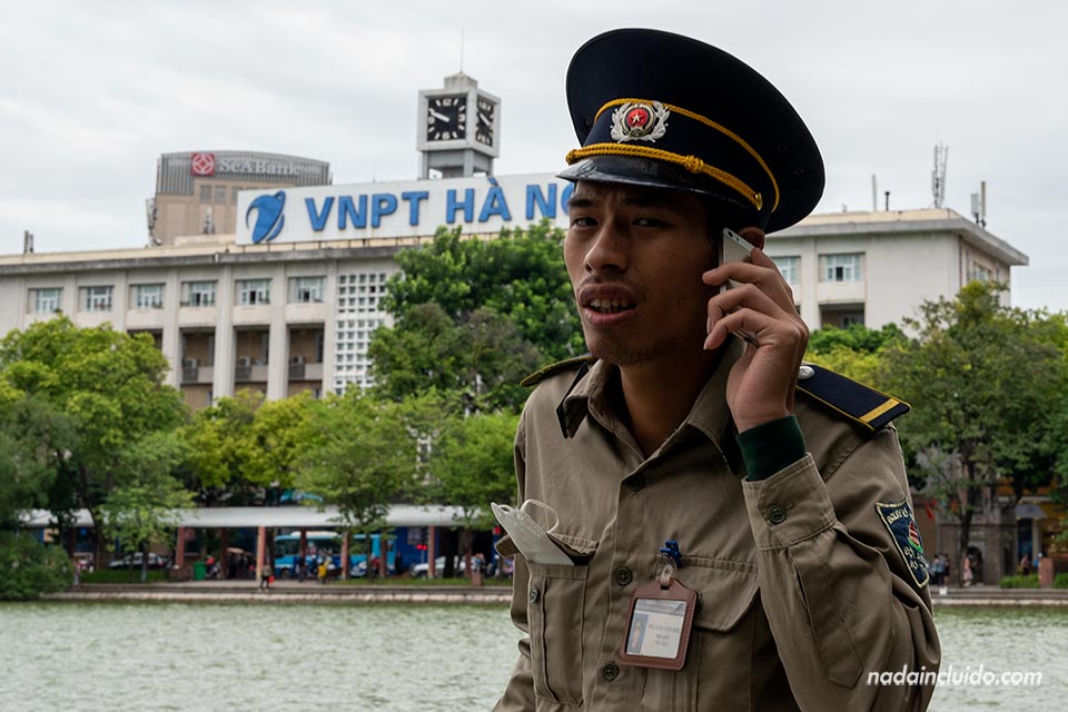 Personal de seguridad junto al lago Hoan Kiem de Hanoi (Vietnam)