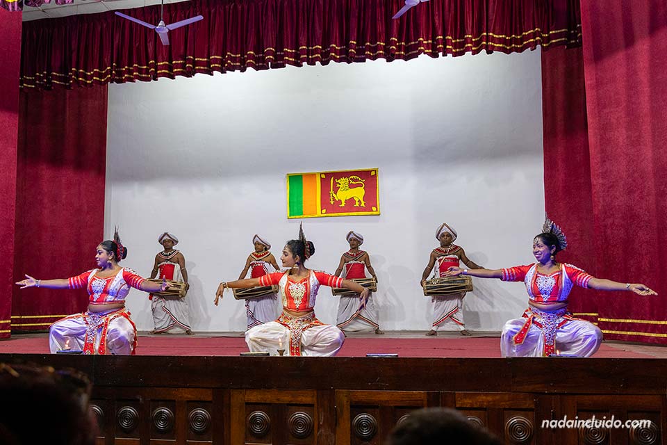 Danza tradicional en el Kandyan Dance Red Cross Society Hall - Qué ver en Kandy (Sri Lanka)