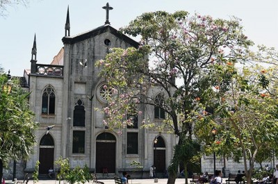 Fachada del Colegio La Asunción en el Parque Central de León (Nicaragua)