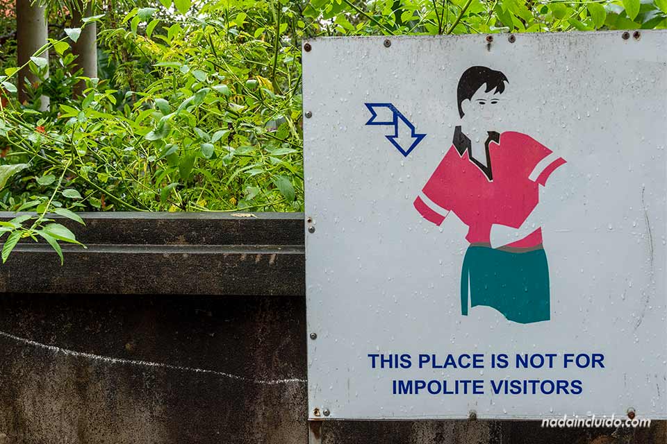 Cartel "This place is not for impolite visitors" en la pagoda de Bich Dong - Ninh Binh (Vietnam)