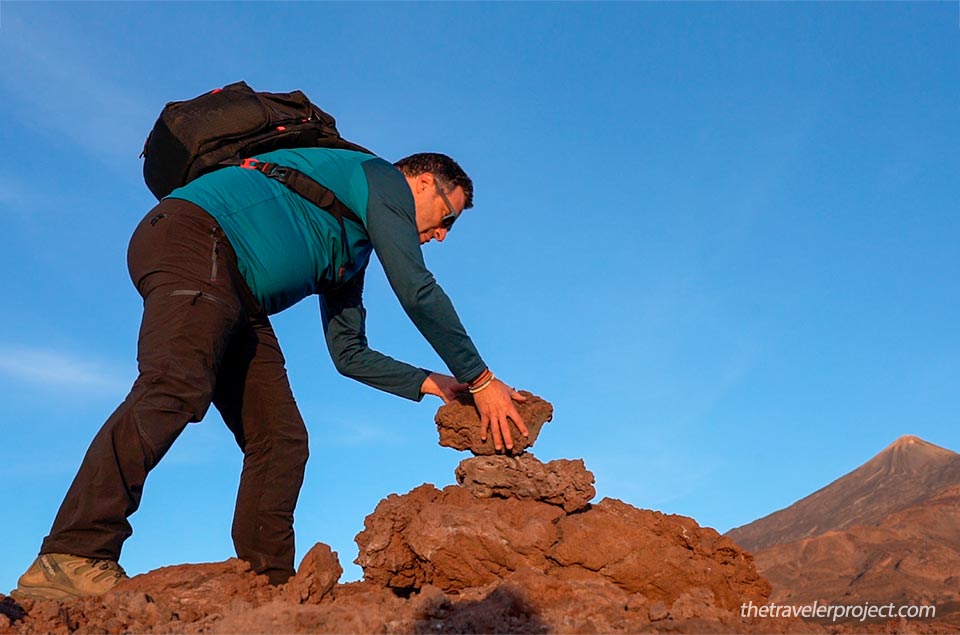 Félix de la Rosa desmonta piedras apiladas en el parque nacional del Teide (Tenerife)