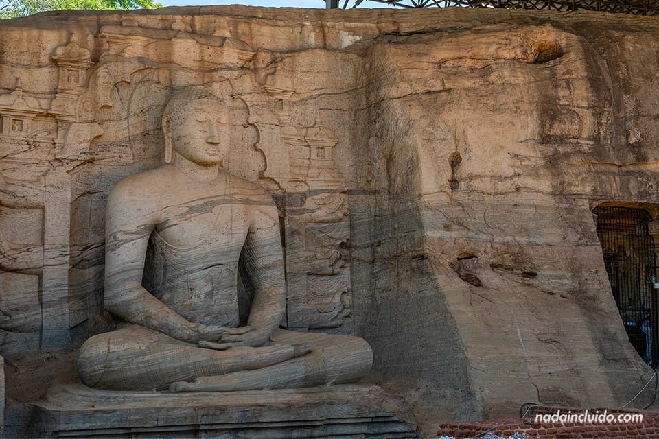 Buda sentado en el Gal Viharaya de la ciudad antigua de Polonnaruwa (Sri Lanka)