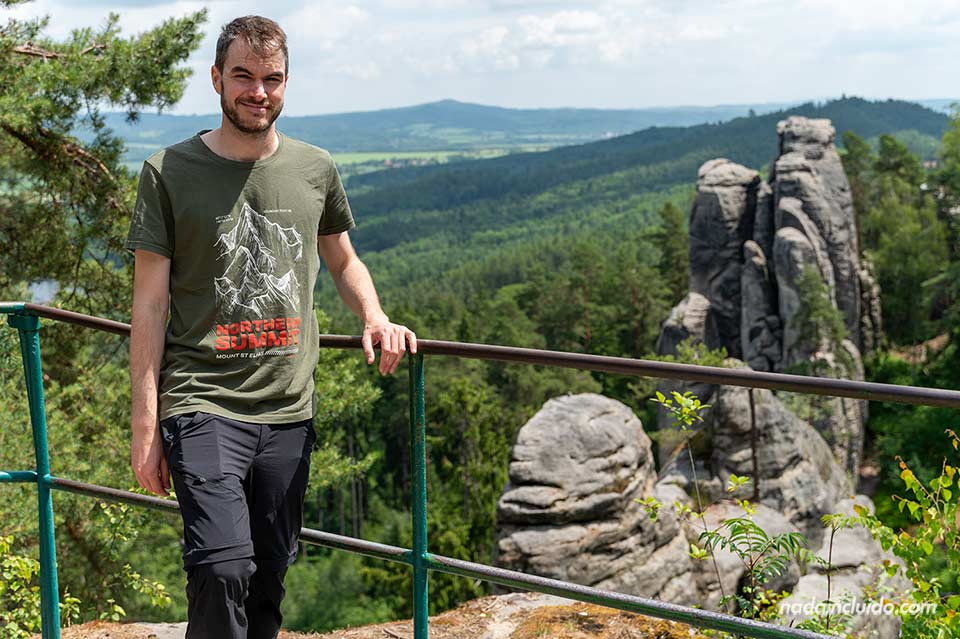 En el mirador Hlaholská vyhlídka de las rocas de Prachov (Prachovské skály) - República Checa