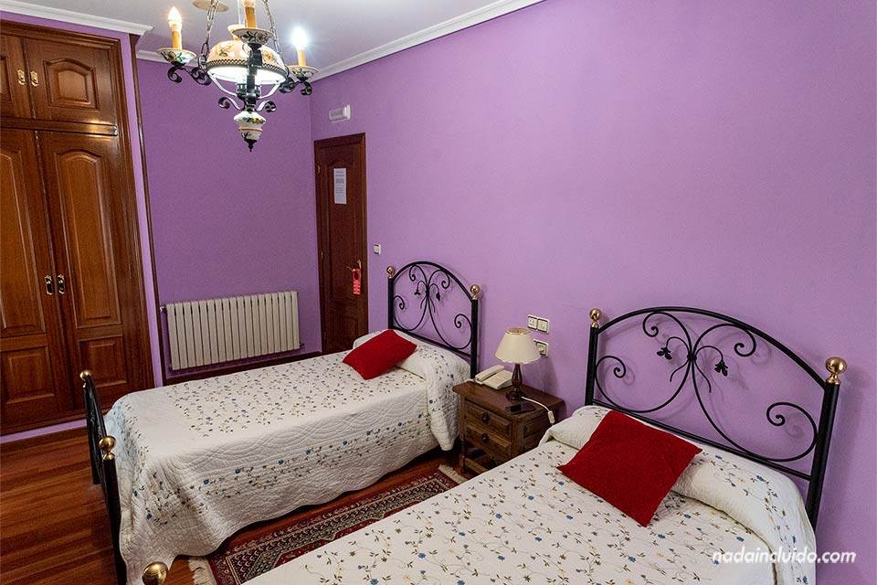 Habitación de la pousada Vicente Risco en Castro Caldelas, Ribeira Sacra (Galicia)