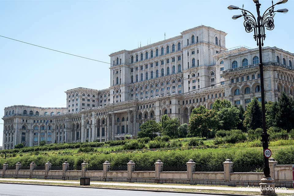 Fachada del Palacio del Parlamento (Bucarest, Rumanía)