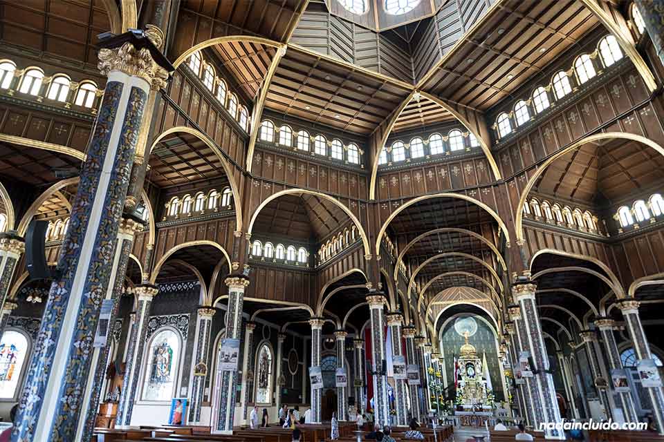 Interior de la Basílica Nuestra Señora de los Ángeles en Cartago (Costa Rica)