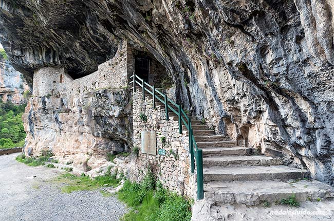 Entrada a la ermita de San Úrbez en el cañón de Añisclo (Sobrarbe, Aragón)
