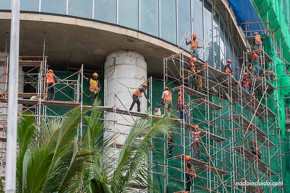 Obreros trabajando en un edificio de la calle A Galle - Colombo (Sri Lanka)