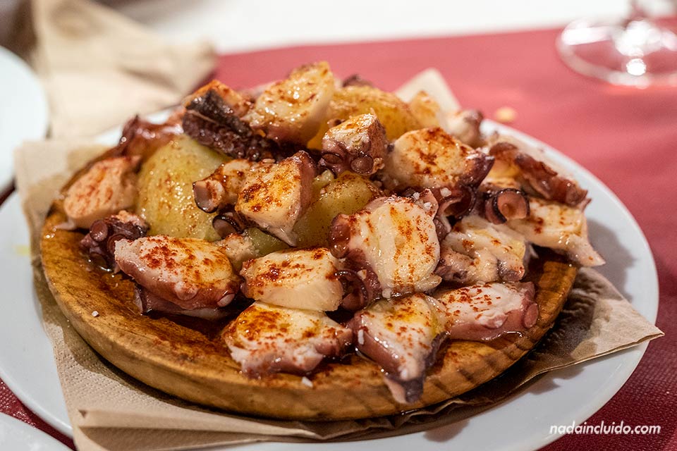 Comiendo pulpo a la gallega en Combarro (Galicia)