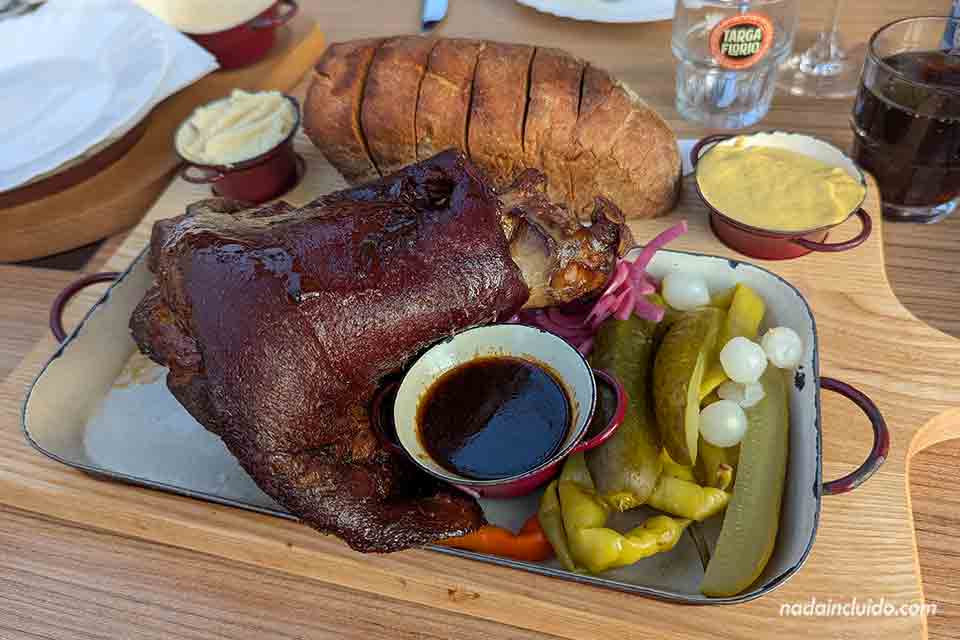 Comiendo codillo en el restaurante Kocanda - Děčín (República Checa)