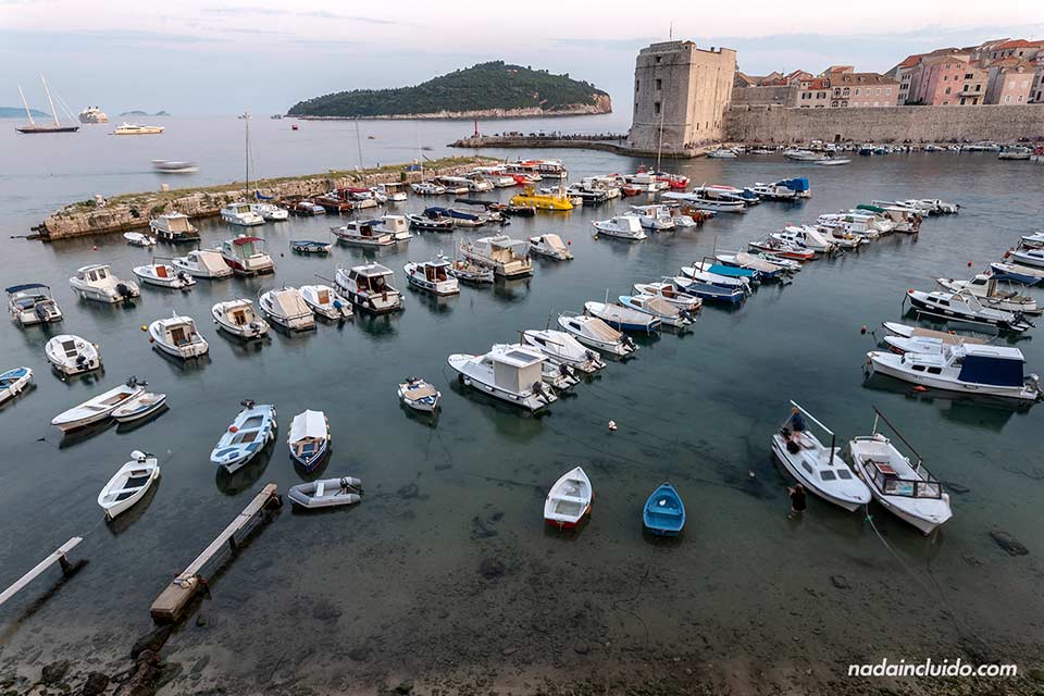 Puerto viejo de Dubrovnik al atardecer (Croacia)