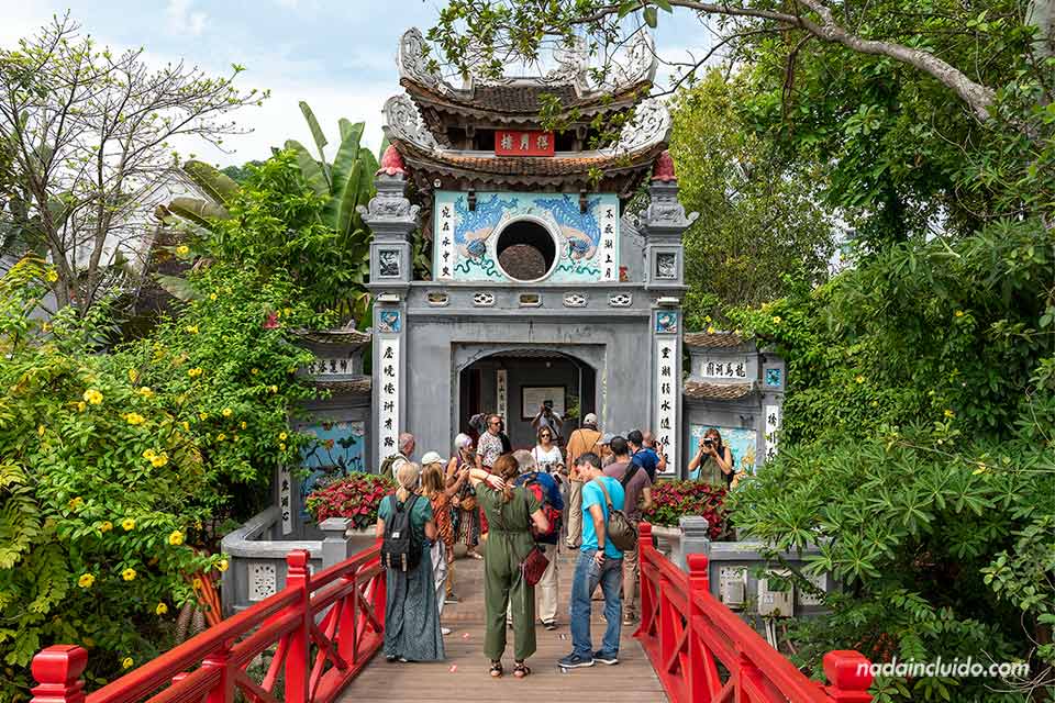 Puerta de entrada al templo Ngoc Son - Distrito histórico Hoan Kiem de Hanoi (Vietnam)