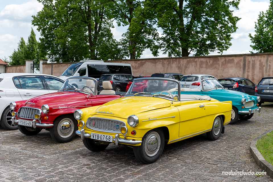 Coches antiguos de marca Skoda en el aparcamiento del Hospital de Kuks - Región de Hradec Králové (República Checa)