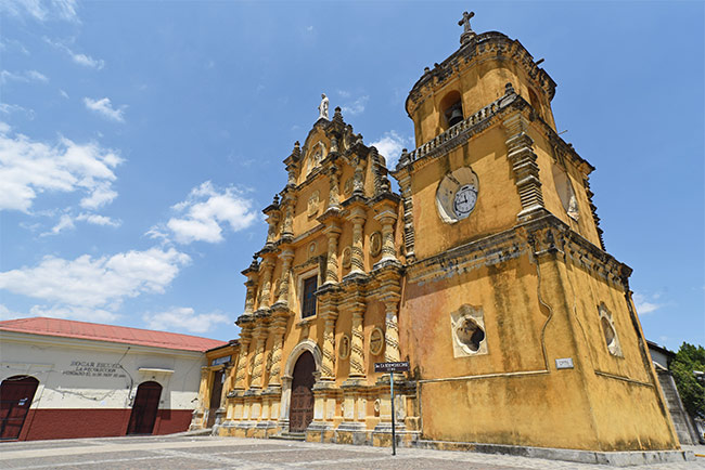 Fachada de la Iglesia de la Recolección, León (Nicaragua)