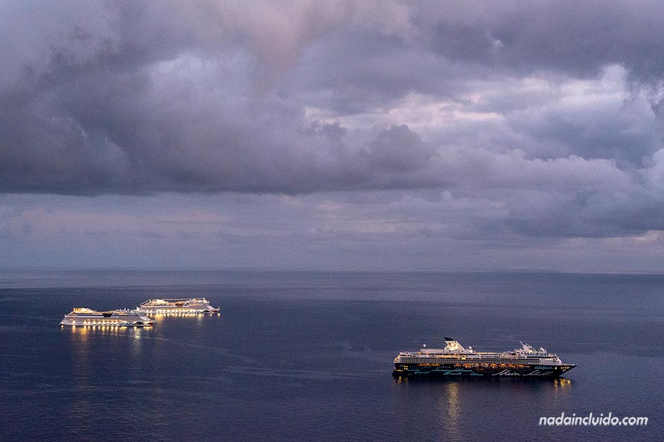Cruceros junto a las isla de Tenerife desde el mirador de San Andrés