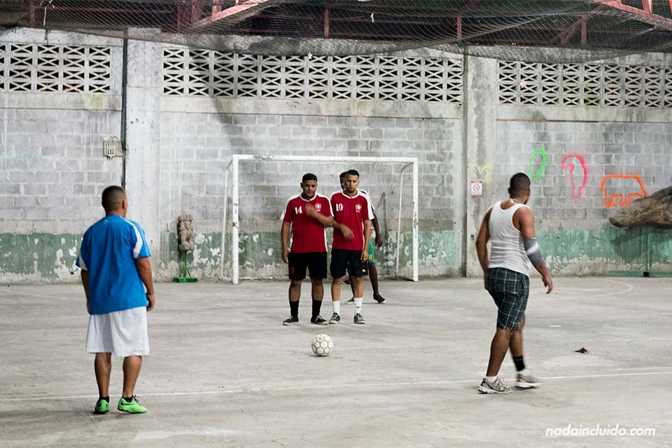 Partido de fútbol amistoso (mejenga) en Tortuguero (Costa Rica)