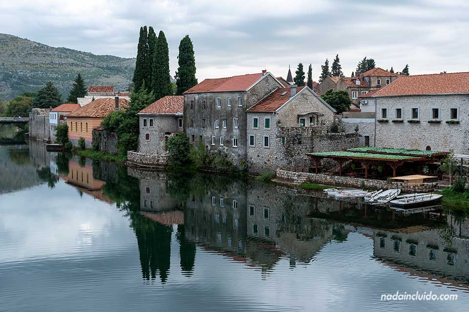 Río Trebisnijica en su paso por el casco antiguo de Trebinje (Bosnia y Herzegovina)