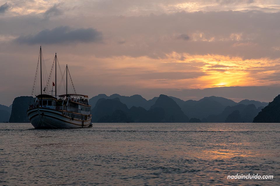 Atardecer en la bahía de Halong (Vietnam)
