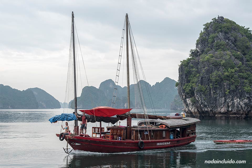 Barco de velas recorre la Bahía de Lan Ha (Vietnam)