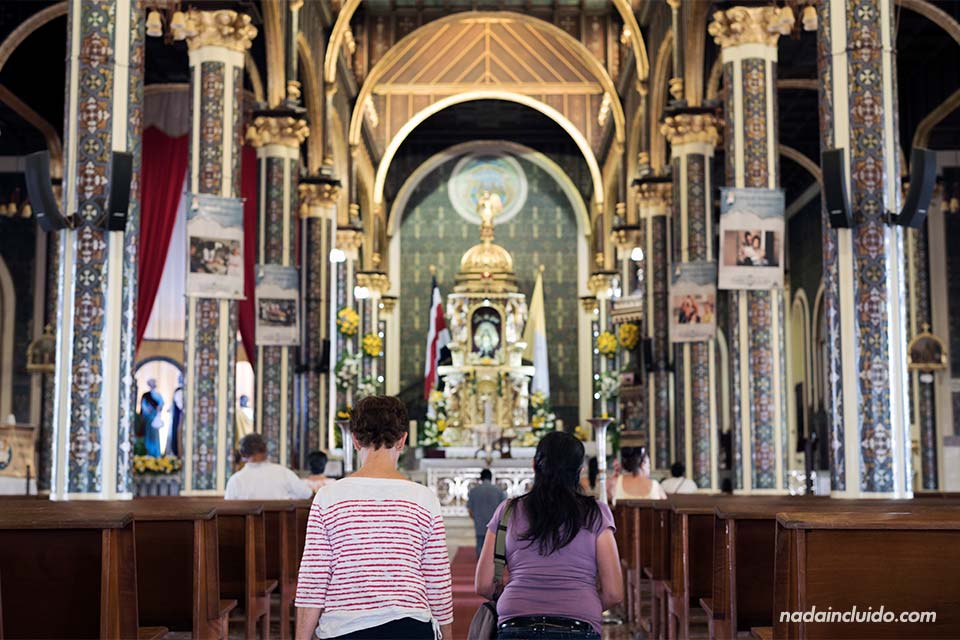 Dos mujeres rezan en la Basílica de Nuestra Señora de los Ángeles en Cartago (Costa Rica)