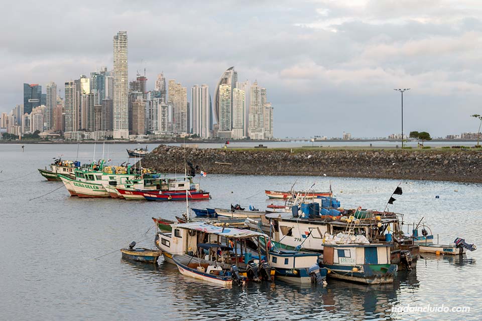 Barcos de pesca junto al casco antiguo de ciudad de Panamá