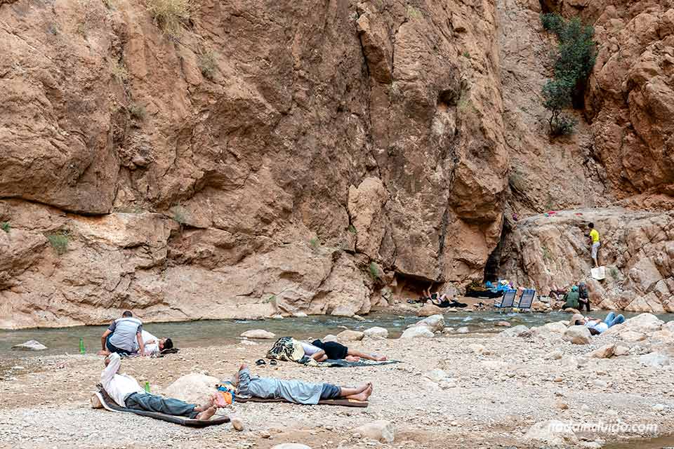 Lugareños descansando en las gargantas del Todra (Marruecos)
