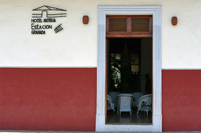 Puerta del Hotel Antigua Estación en la calle de la Inmaculada de Granada (Nicaragua)