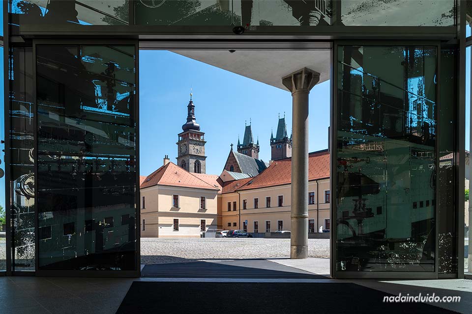 Vistas de la catedral del Espíritu Santo (Katedrála Svatého Ducha) desde la plaza Pivovarské námesti de Hradec Králové (República Checa)