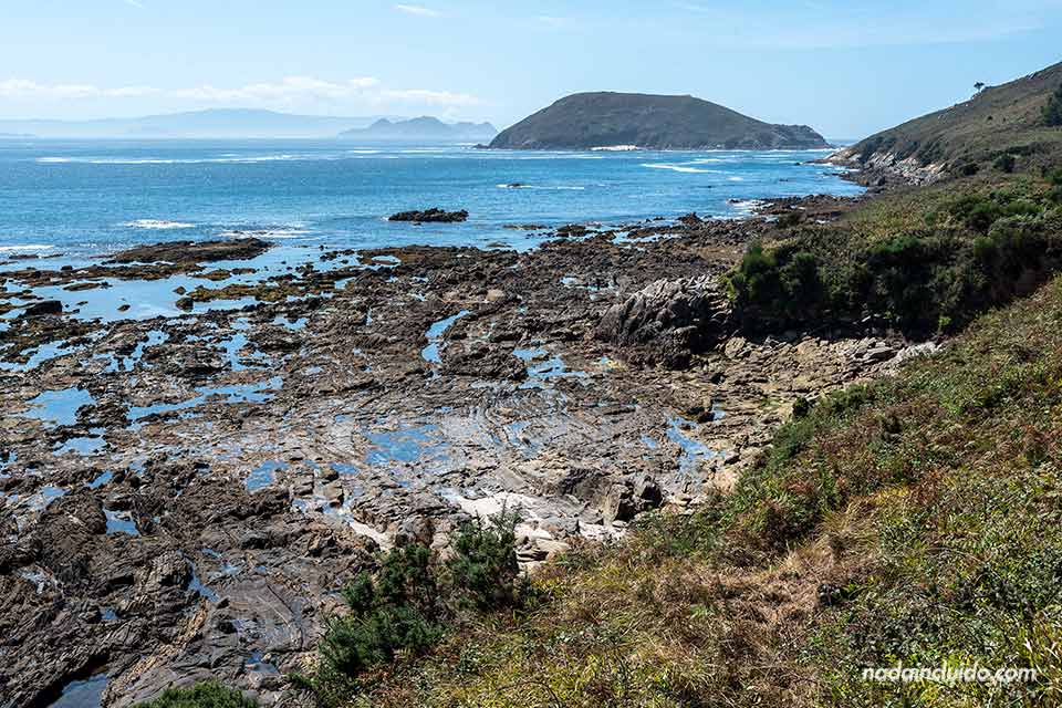 Vistas de isla de Onza desde Ons (Galicia)