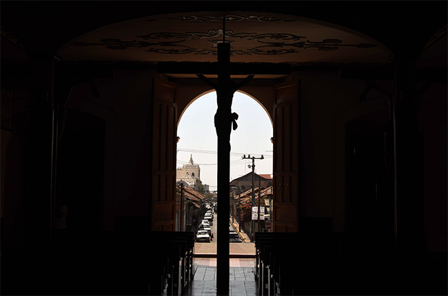Crucifijo mirando a la calle en el interior de la Iglesia El Calvario de León (Nicaragua)