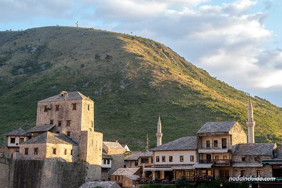 Torre Halebija y otros edificios del casco antiguo de Mostar (Bosnia)