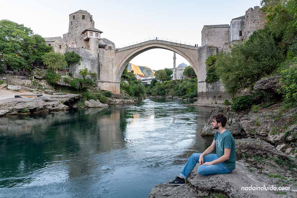 Junto al río Neretva a su paso por Mostar (Bosnia y Herzegovina)