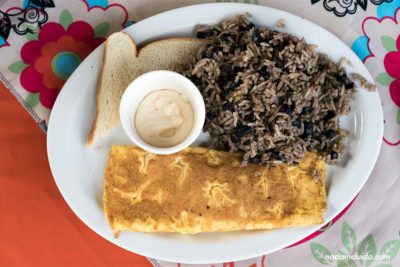 Desayuno de gallo pinto con tortilla en el restaurante Fresh Foods de Tortuguero (Costa Rica)
