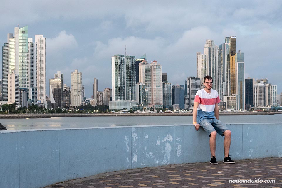 Viendo la Cinta Costera desde un mirador en ciudad de Panamá