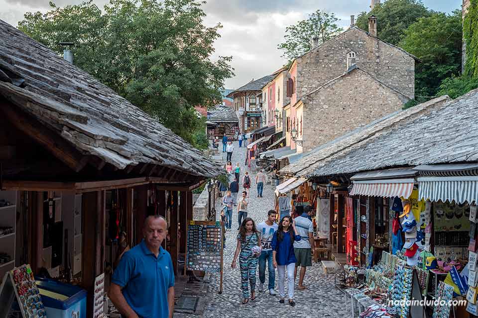 Calle Kujundžiluk en el casco antiguo (Stari Most) de Mostar (Bosnia)
