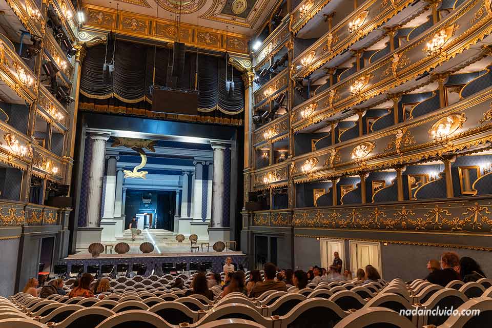 Escenario y sala de butacas del Teatro Estatal - Ciudad Vieja de Praga (República Checa)