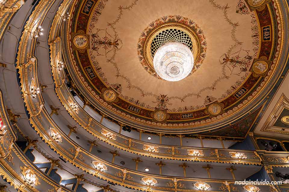 Lámpara en el techo del Teatro Estatal - Ciudad Vieja de Praga (República Checa)