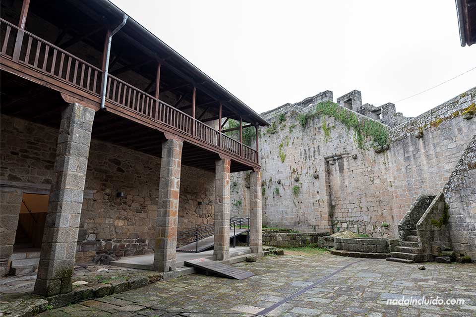 Patio de armas del castillo de Castro Caldelas, Ribeira Sacra (Galicia)