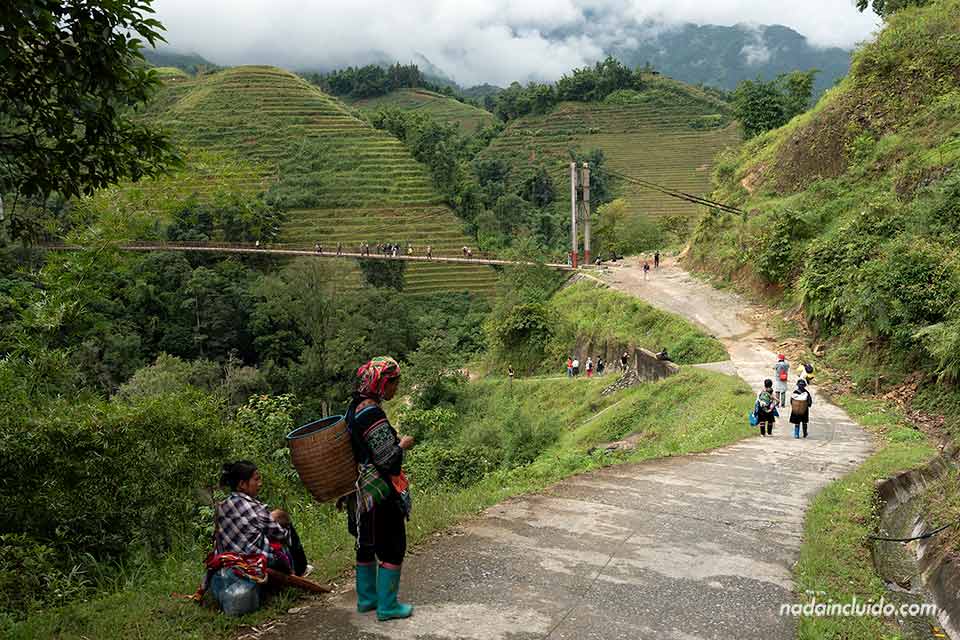 Mujeres hmong en el camino al puente Cau Treo Lao Chai San II - Qué ver en Sapa (Vietnam)