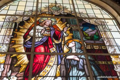 Vidriera en la Basílica Nuestra Señora de los Ángeles en Cartago (Costa Rica)