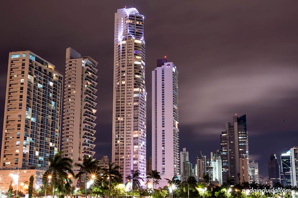 Rascacielos por la noche en ciudad de Panamá