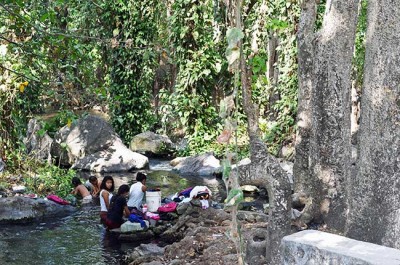 Locales lavando la ropa en el río junto a las termas Ojo de Agua en la Isla de Ometepe (Nicaragua)