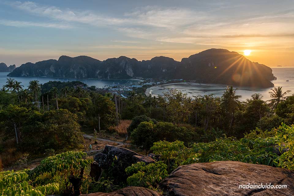 Atardecer desde el mirador de Koh Phi Phi Don, el el archipiélago de las islas Phi Phi (Tailandia)