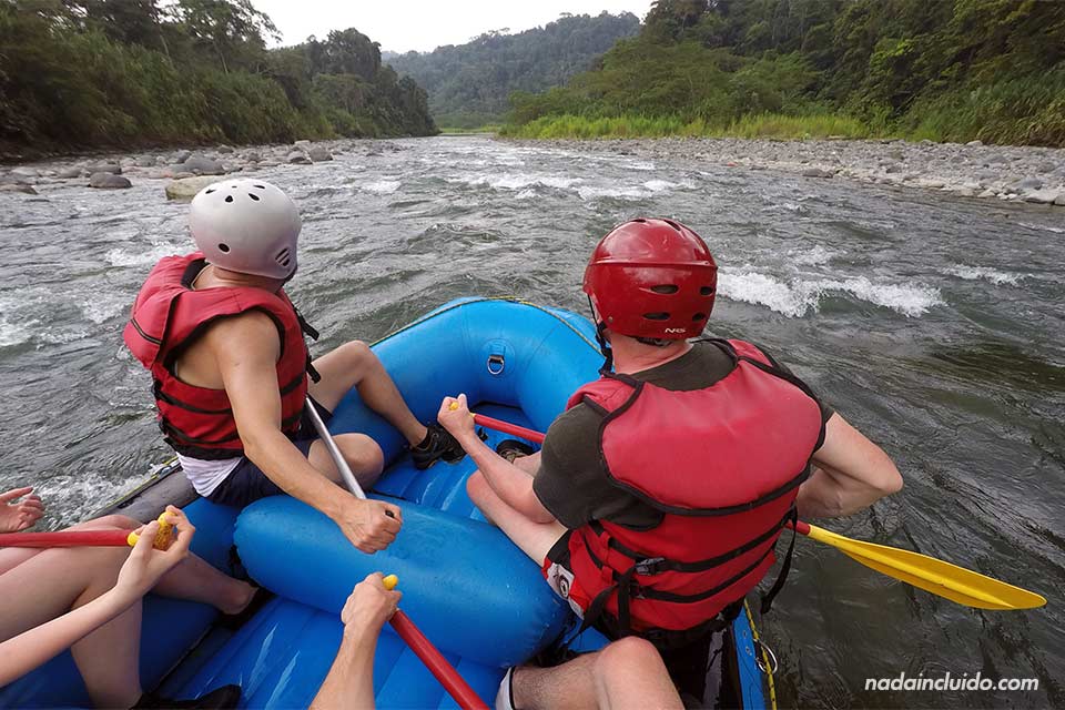 Haciendo Rafting en el Río Pacuare (Turrialba, Costa Rica)
