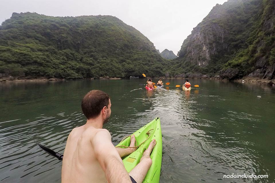 Paseando en kayak por la bahía de Lan Ha (Vietnam)