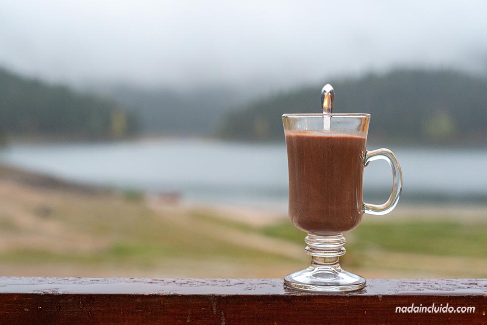 Chocolate caliente en el lago Negro del parque nacional Durmitor (Montenegro)