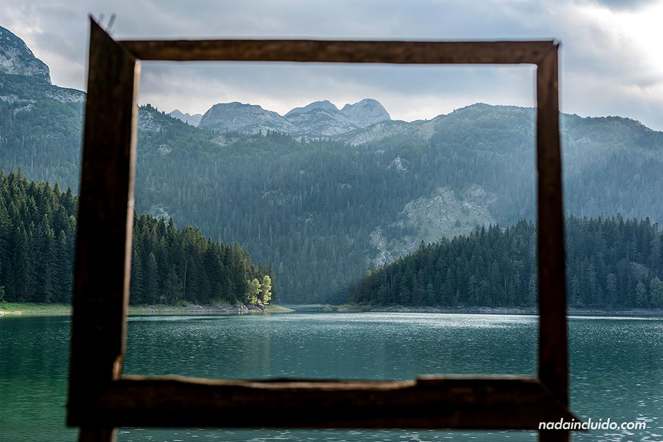 Cartel vacío junto al lago Negro del parque nacional Durmitor (Montenegro)