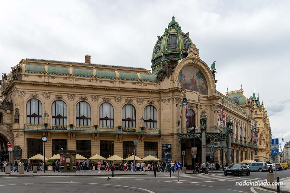 Fachada de la Casa Municipal en la plaza de la República - Ciudad Vieja de Praga (República Checa)