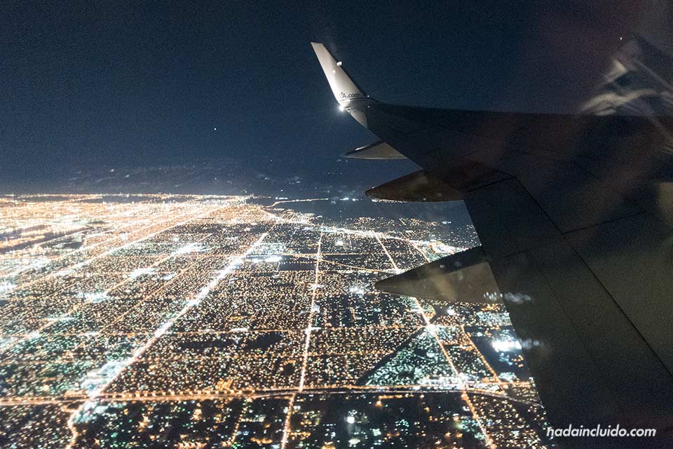 Vistas de Miami (Estados Unidos) de noche, desde un avión de American Airlines